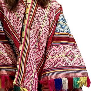 Andean Elegance: Luxury Poncho for Adventurers and Collectors, Gift Ideas